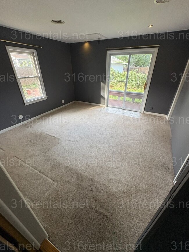 Building Photo - $1099 - 3 bed 1 bath - Single Family Home