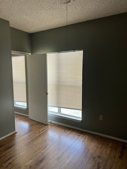 Building Photo - 10110 Winsford Oak Blvd