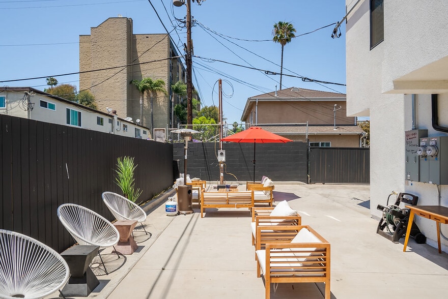 Building Photo - 1341 N Mariposa Ave