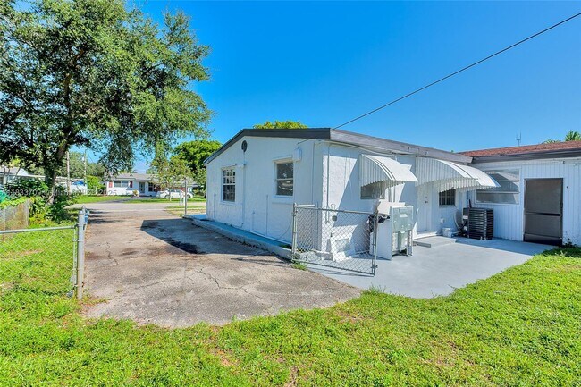 Building Photo - 6130 SW 32nd St