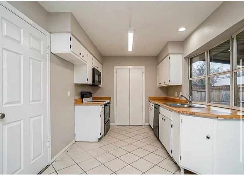 Building Photo - 423 Southlake Dr