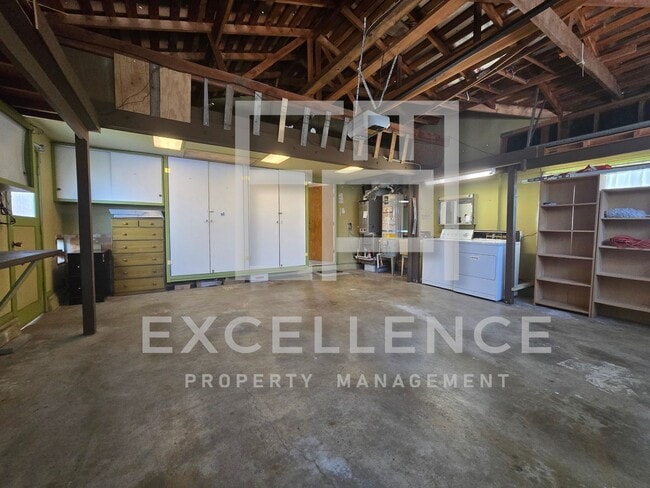 Building Photo - 3/2 House with New Carpet, Real Hardwood F...