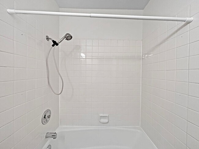 Building Photo - Beautiful 3BD/3BA Townhouse in Fashion Val...
