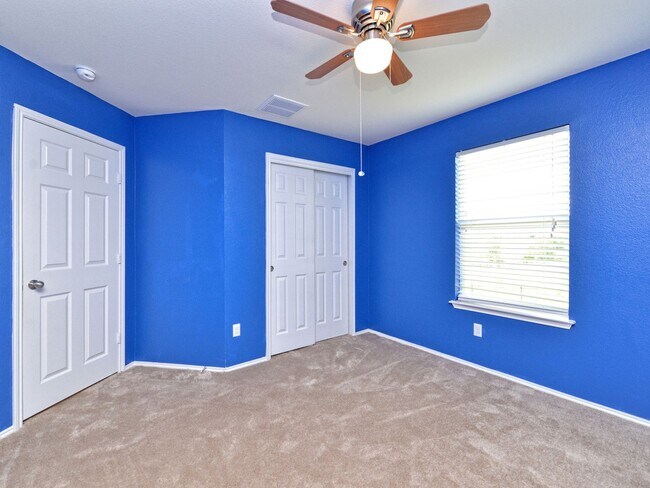 Building Photo - Spacious 2 story with cul-de-sac location