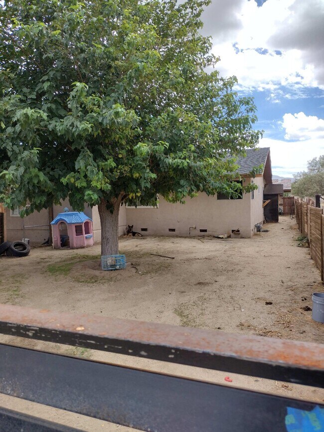 Building Photo - 9540 E Ave T8