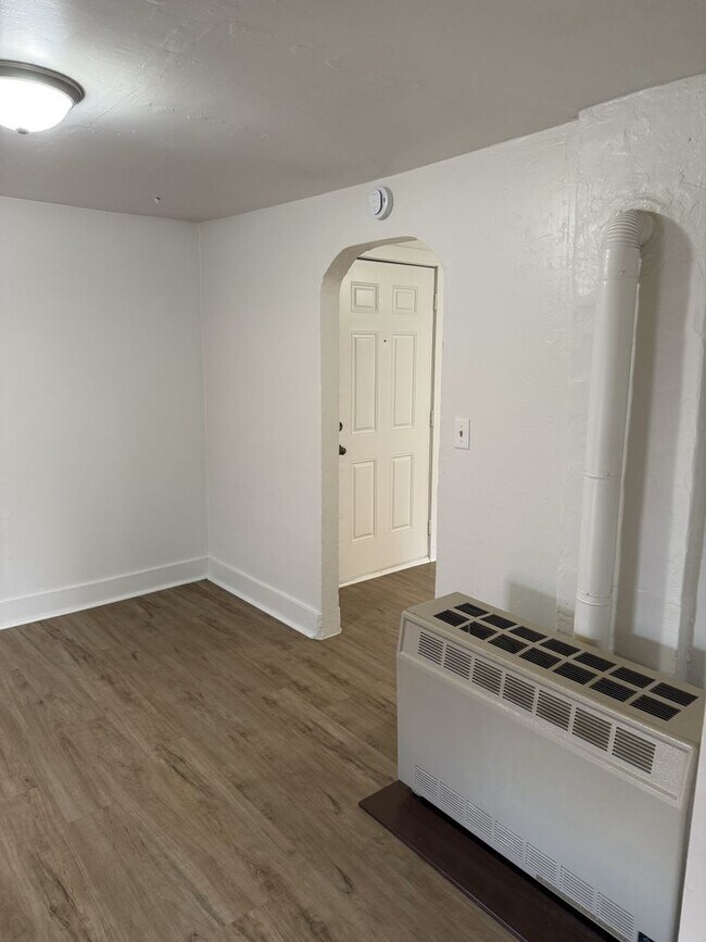 Building Photo - $850 - I Bedroom 1 Bathroom Apartment - He...