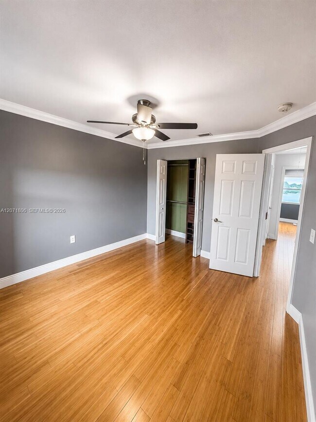 Building Photo - 2561 W 60th Pl