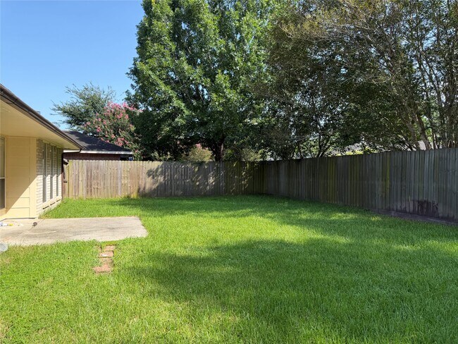 Building Photo - 2238 Pine Cone Dr