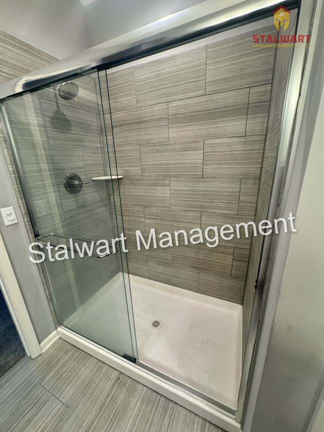 Building Photo - Maintenance free living in Blue Valley School district