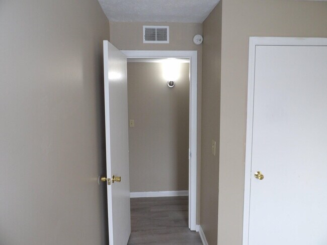 Building Photo - 140 Landings Dr