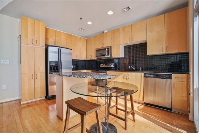 Building Photo - 943 Peachtree St NE