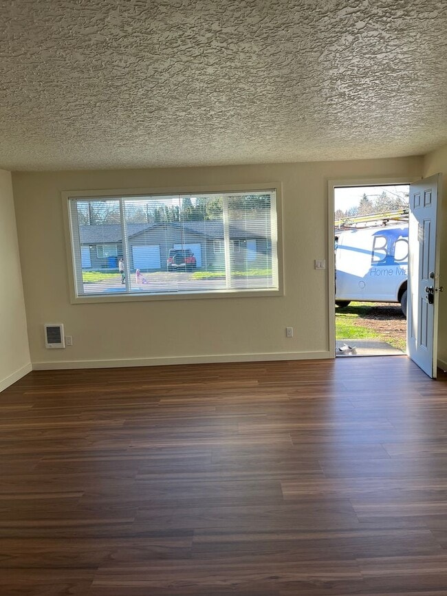 Building Photo - cap03 - NE 106th