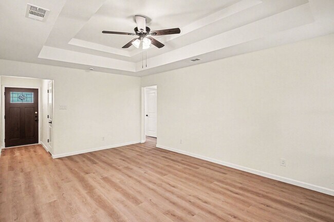 Building Photo - Move In Ready Home with Modern Updates Throughout