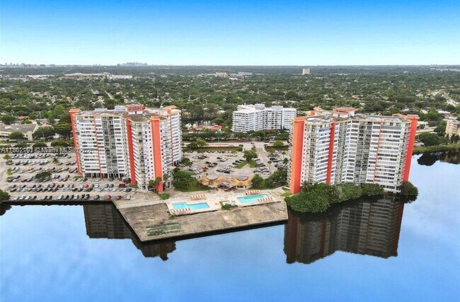 Building Photo - 1301 NE Miami Gardens Dr