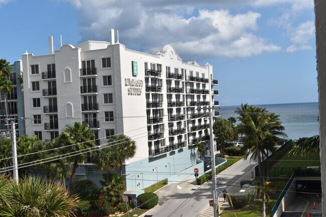 Building Photo - 1238 Hillsboro Mile