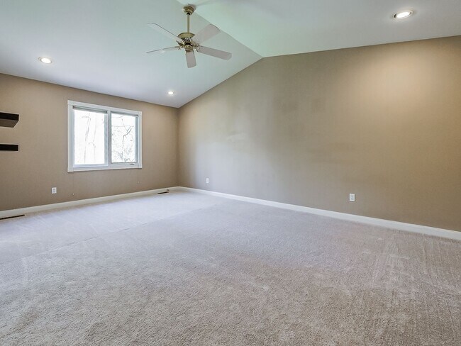 Building Photo - Welcome to this spacious single-family hom...