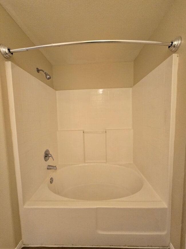 Building Photo - 1 bed, 1 bath condo with 2 car garage!!!
