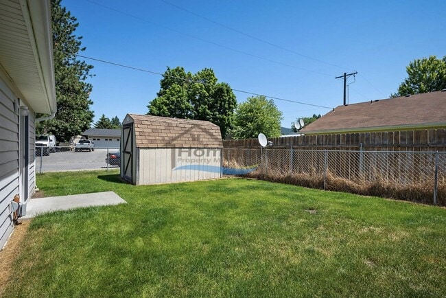 Building Photo - Two-Bed, Two-Bath Duplex with Garage in Co...