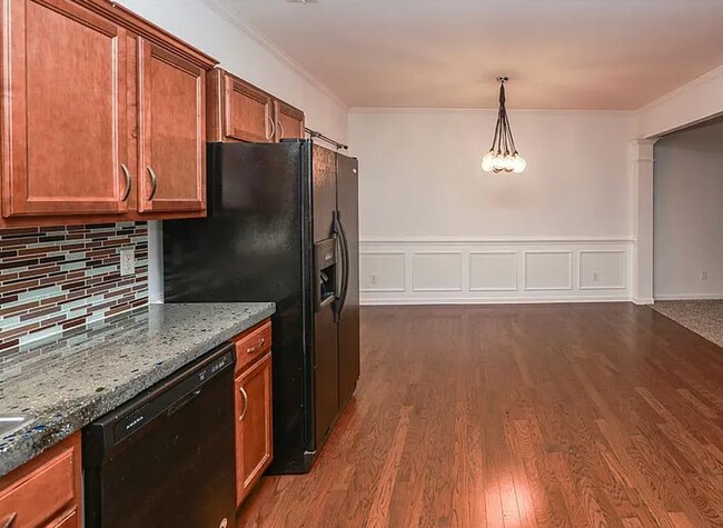 Building Photo - 5260 Sherwood Way