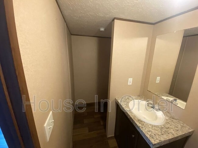 Building Photo - 124 Shamrock Park Dr