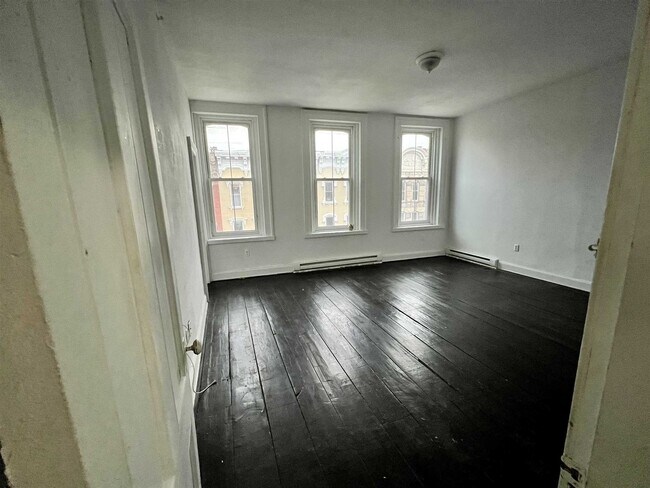 Building Photo - 304 Main St