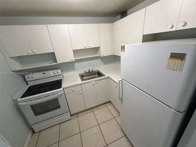Building Photo - 1725 W 60th St