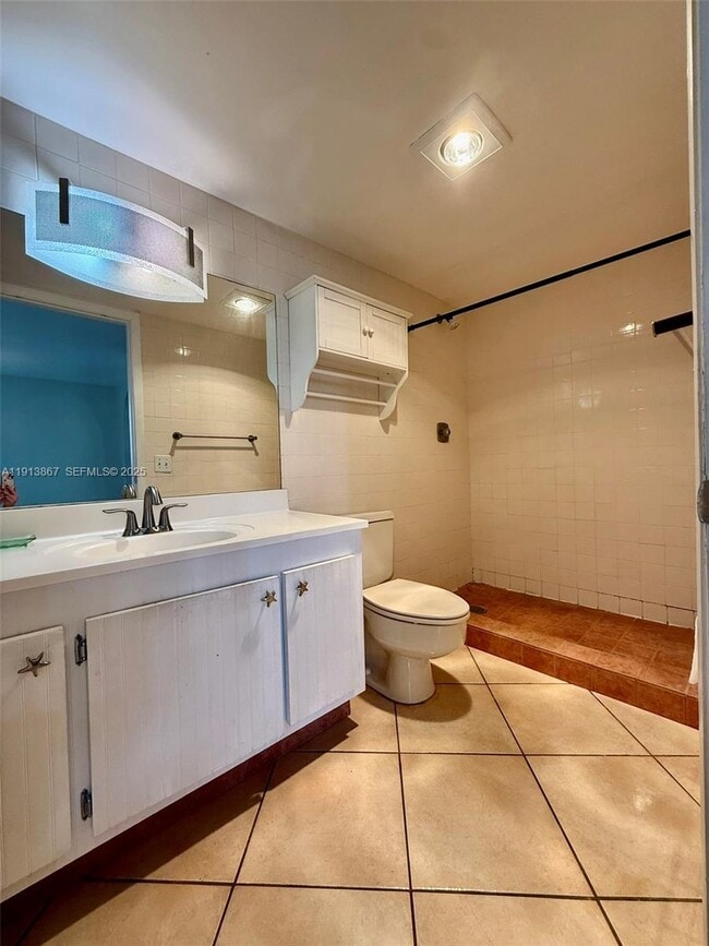 Building Photo - 555 NE 30th St