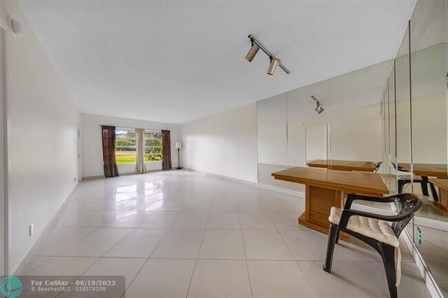 Building Photo - 2850 N Palm Aire Dr