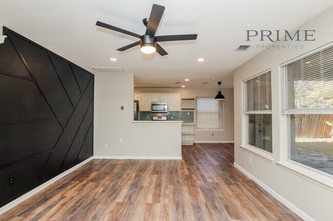 Building Photo - Perfectly Renovated Rental!