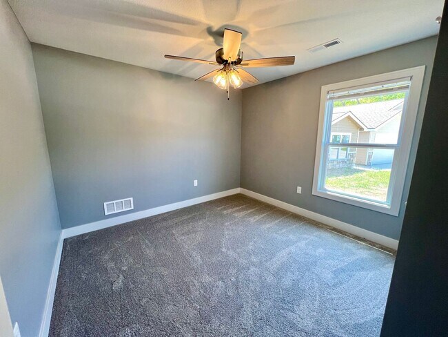 Building Photo - Modern 3 Bedroom Duplex in Irvine Acres!