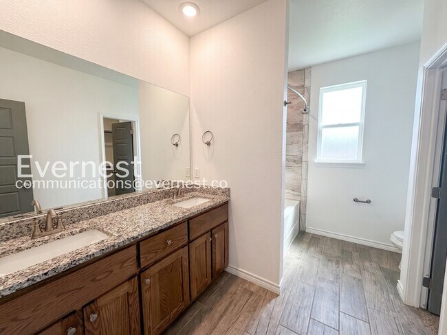 Building Photo - Limited Time Special Offer / 4 Bed, 2 Bath Home with Garage / Pet-Friendly / Vouchers Accepted / ...