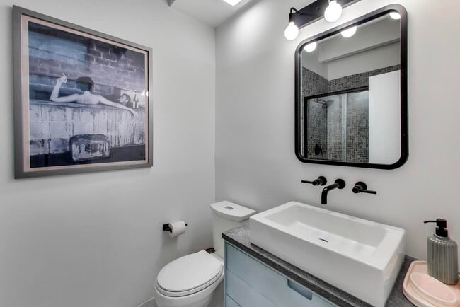 Building Photo - 2649 Crawford Ave