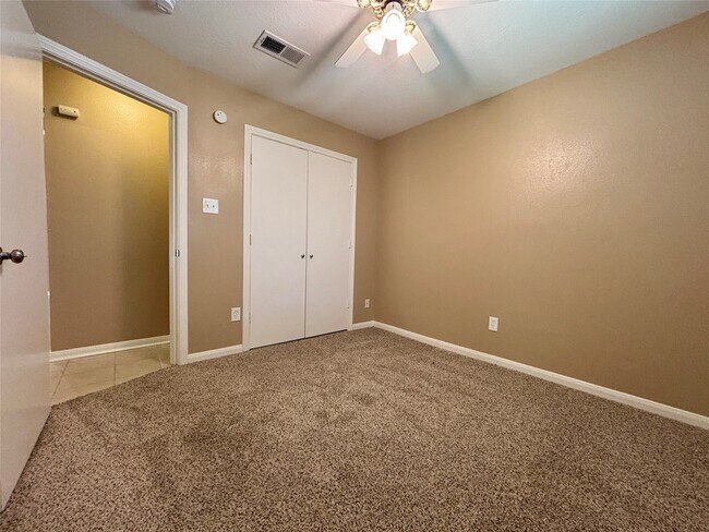 Building Photo - 3815 Maple Dr