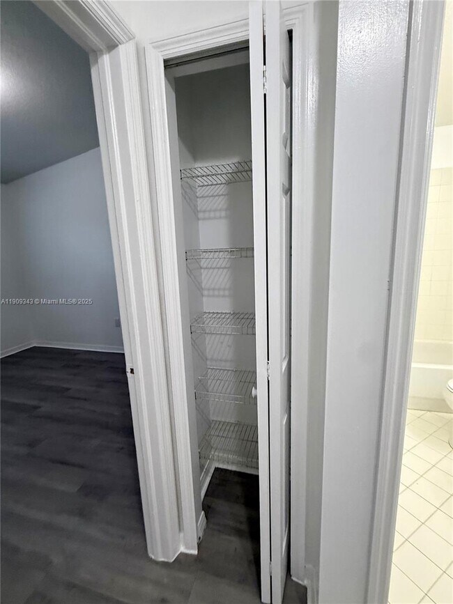 Building Photo - 980 NE 33rd Terrace