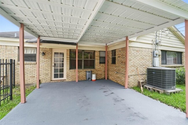Building Photo - 9030 Bassoon Dr