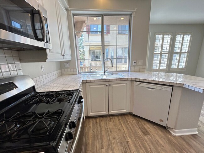 Building Photo - Updated 3 Bed/2.5 Bath Townhome in Gate Community in Anaheim