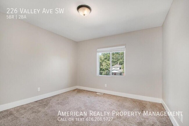 Building Photo - 226 Valley Ave SW