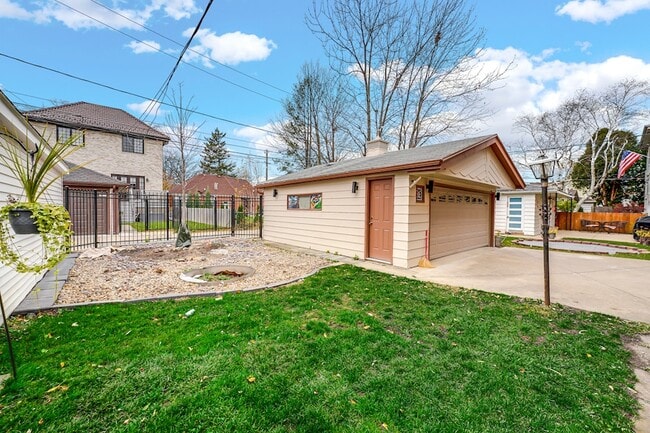 Building Photo - 5740 N Lowell Ave