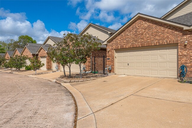 Building Photo - 2060 Glencove Dr