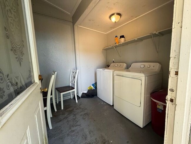 Building Photo - Pensacola - Downtown - 1 bedroom, 1 bathroom - partial utilities included