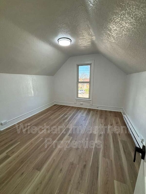 Building Photo - 867 W Spring St