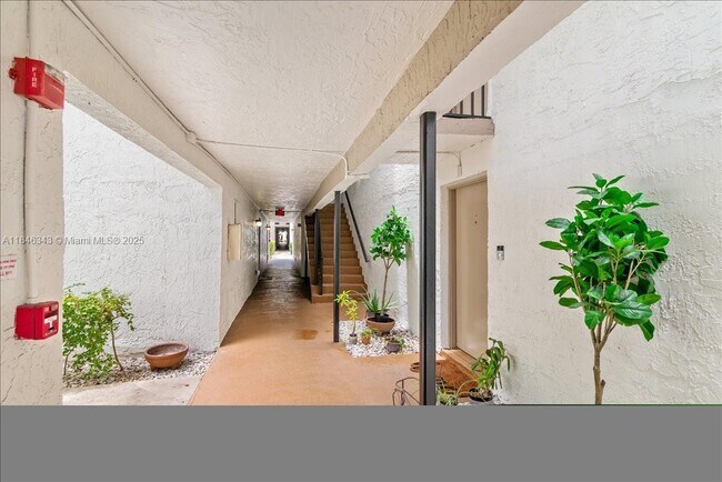 Building Photo - 2820 Riverside Dr