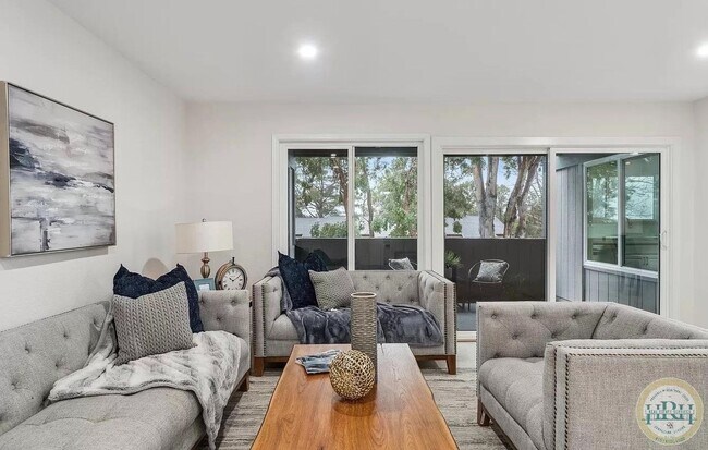 Building Photo - Fully Updated 2 BR | 1 BA Condo in Vallejo