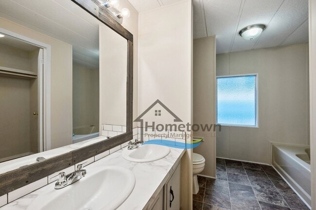 Building Photo - 3 Bedroom 2 Bathroom Home with Carport Available in Coeur d'Alene!
