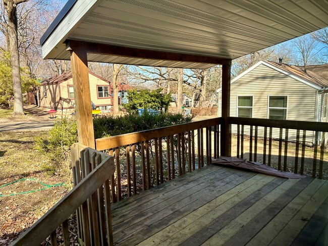 Building Photo - FREE JULY RENT!! Freshly Updated 2 Bedroom...