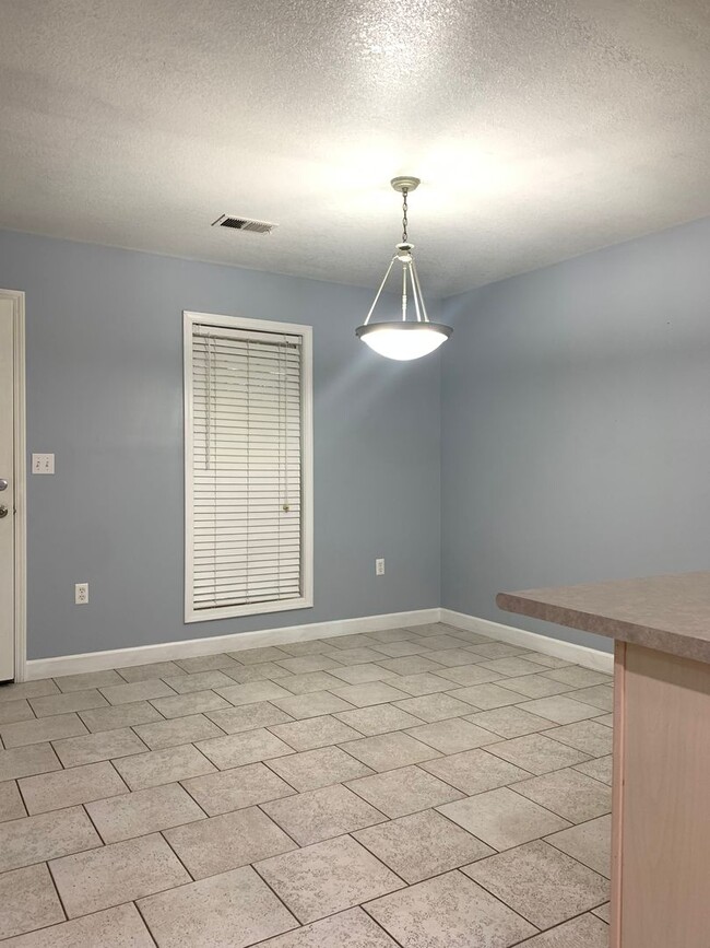 Building Photo - 3bed/2bath Home south of bypass