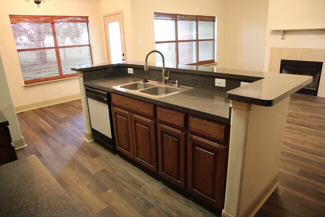 Building Photo - 1705 Hickory Dr