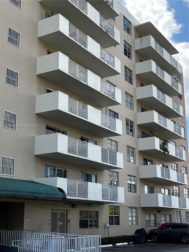 Building Photo - 1455 N Treasure Dr