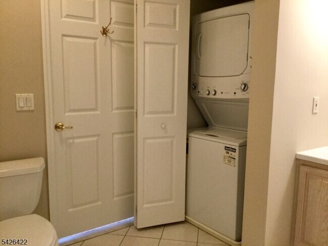 Building Photo - 2112 Clinton Ln