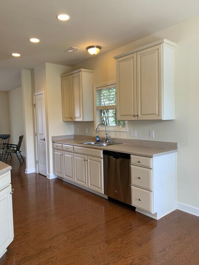 Building Photo - 2 Bedroom, 2.5 Bath Townhouse with detached one-car garage